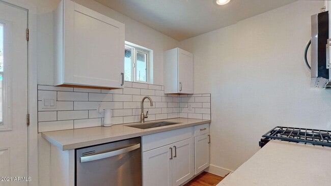 Building Photo - Remodeled 2 bedroom 1 bath!