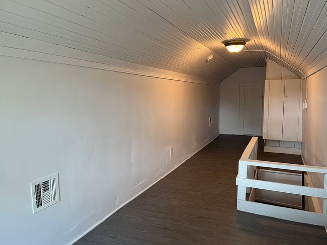 Building Photo - 2 bedroom House with Bonus Room and Fenced Yard