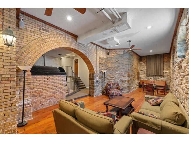 Building Photo - 609 S 9th St