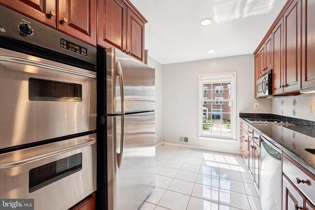 Building Photo - 214 James Thurber Ct
