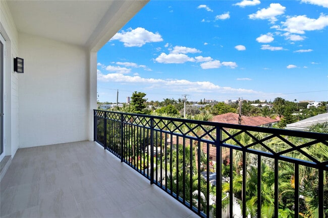 Building Photo - 425 N Ocean Blvd