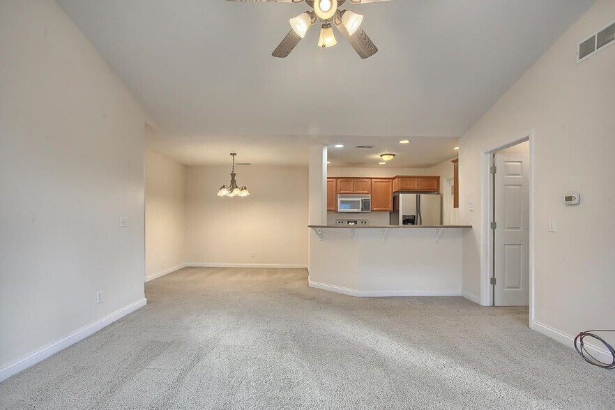 Building Photo - 703 N Prairie View Rd