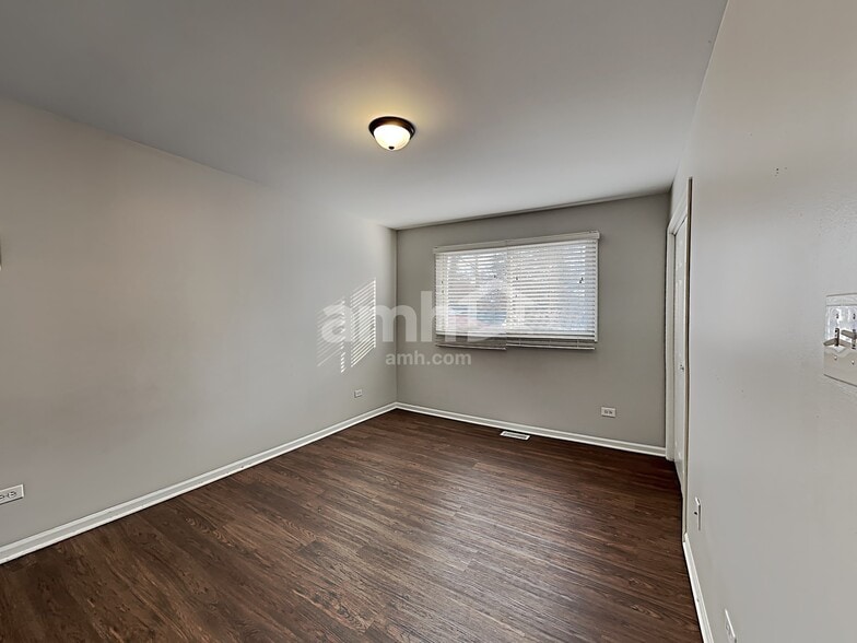 Building Photo - 121 Valleywood Dr