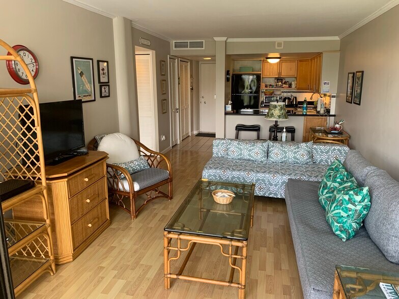 Spacious open concept - 440 Seaside Ave