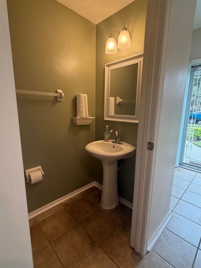 Building Photo - Beautiful 2 Bedroom, 2.5 Bath Townhome in Private Gated Community Of Hunter's Key In New Tampa