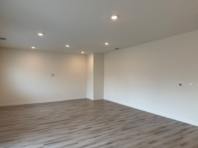 Building Photo - Beautiful 5 bed 3 bath located in West Ros...