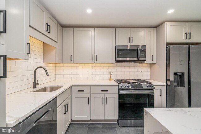 Building Photo - 1300 Army Navy Dr