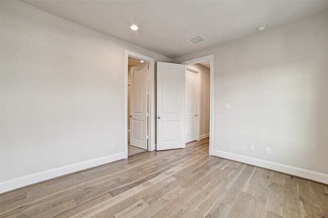 Building Photo - 2218C Lou Ellen Ln