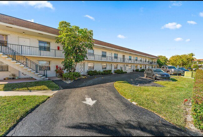 Building Photo - 227 Castlewood Dr