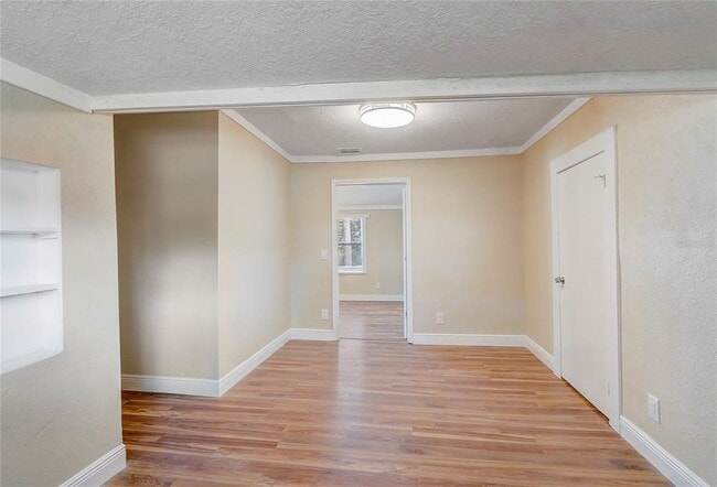 Building Photo - 246 N Oak Ave