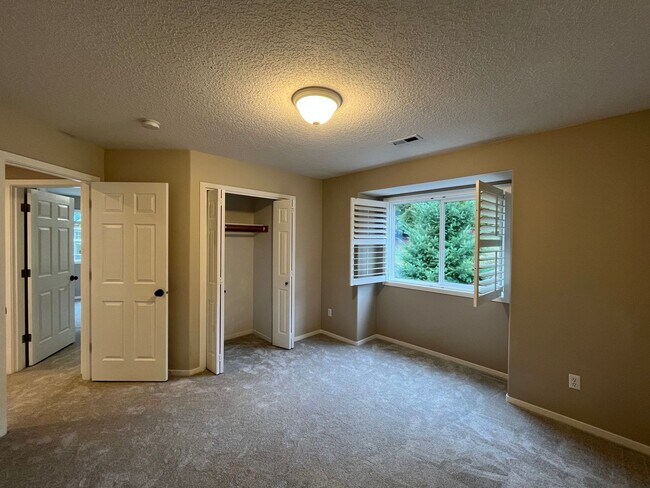 Building Photo - Immaculate 4 bedroom, 3.5 bathroom, tri-level Home in Tigard!! Expansive Views, Office space, Gam...