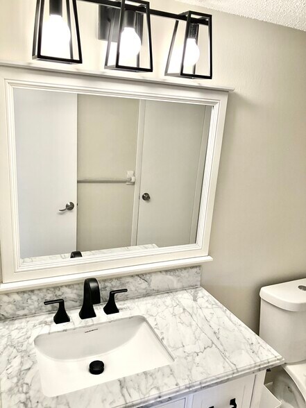 Building Photo - 813 NE 22nd Dr