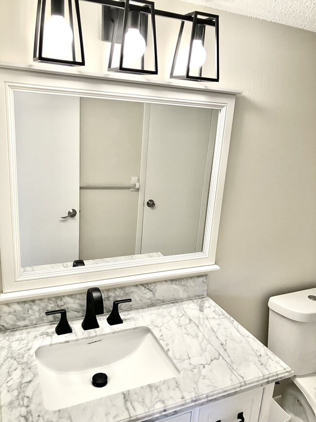 Building Photo - 813 NE 22nd Dr