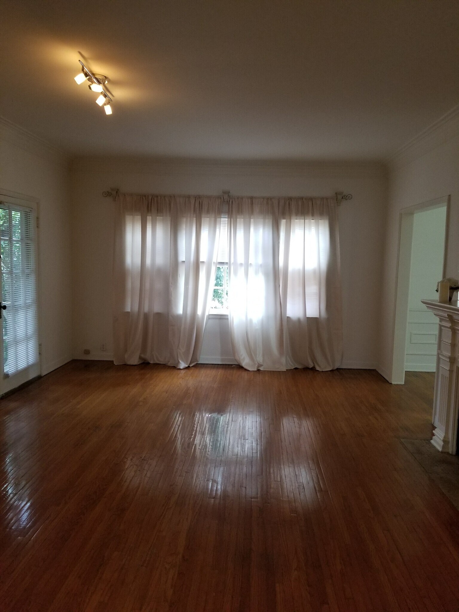 BRIGHT LIVING ROOM - 6328 Orange St