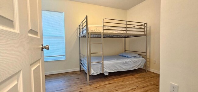 Building Photo - 323 Seminole Ct