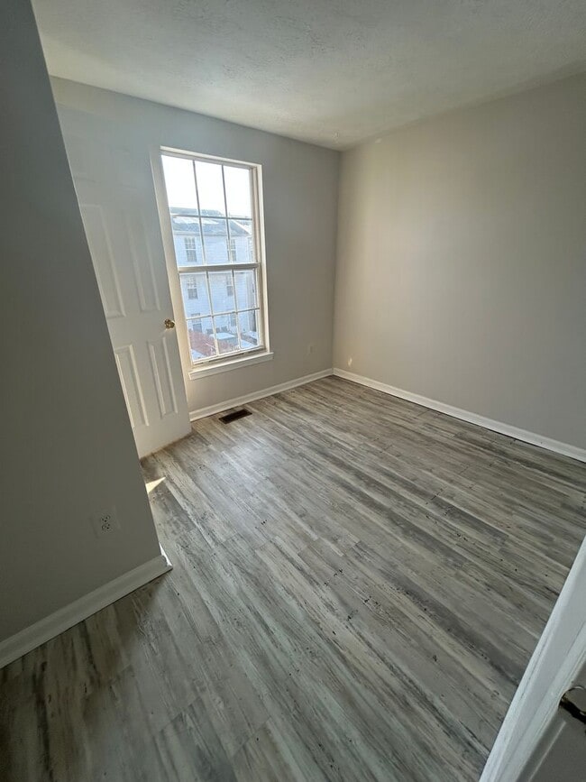 Building Photo - 3 Bedroom 1 1/2 bath townhome in Newark/Bear area