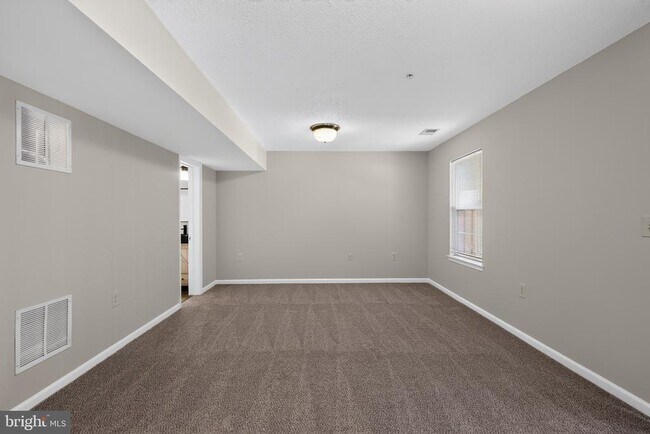 Building Photo - 2434 Sandwich Ct