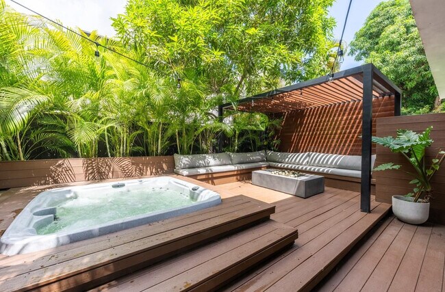 Building Photo - 1635 SW 19th Ter