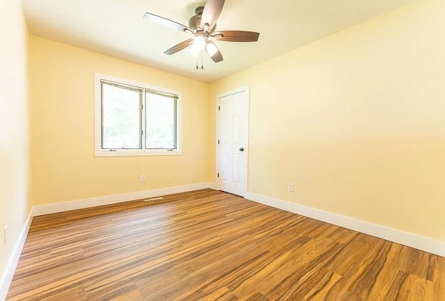 Building Photo - 3 Bed 2 Bath 2 Car Garage Home Southwest Springfield MO!!