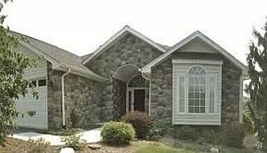 Building Photo - 3 Bed/2 Bath.  Master on Main.  Close to V...