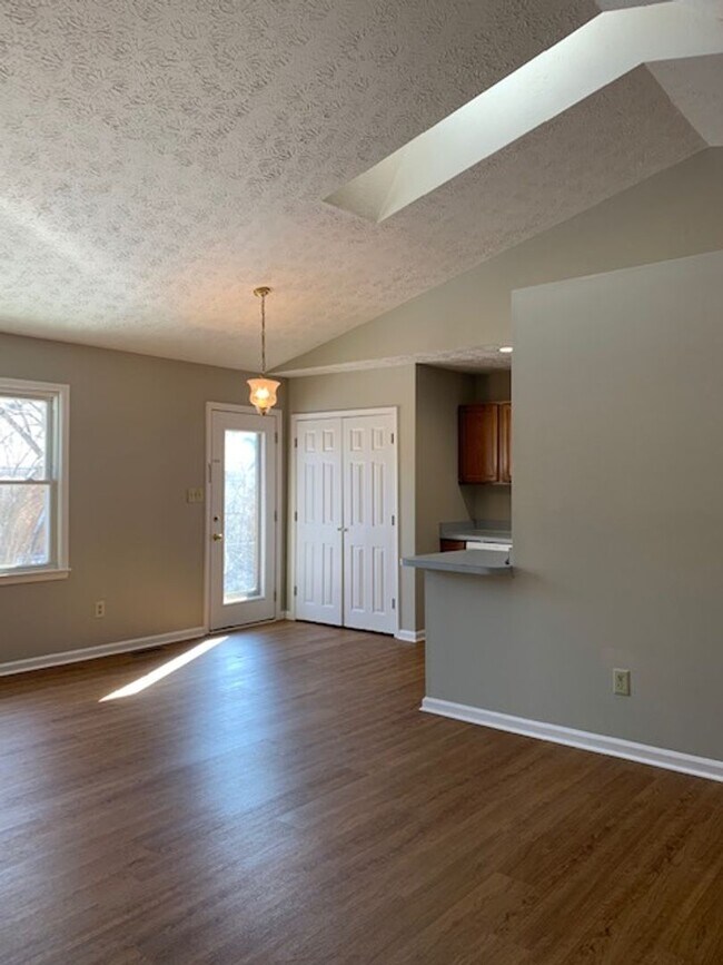 Building Photo - 3 Bedroom, 2 Bathroom in Lexington!