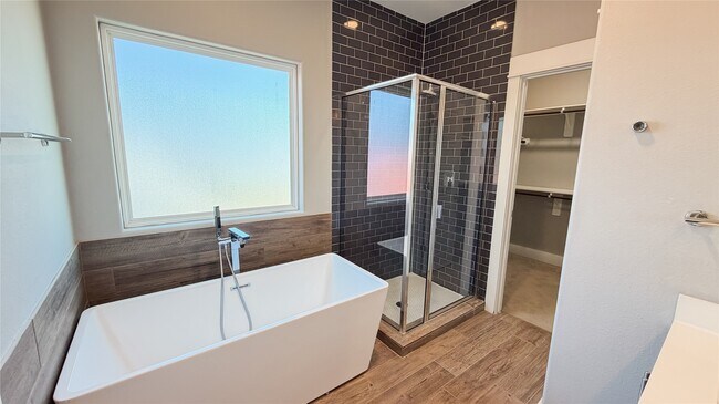 Building Photo - 605 Bayou St