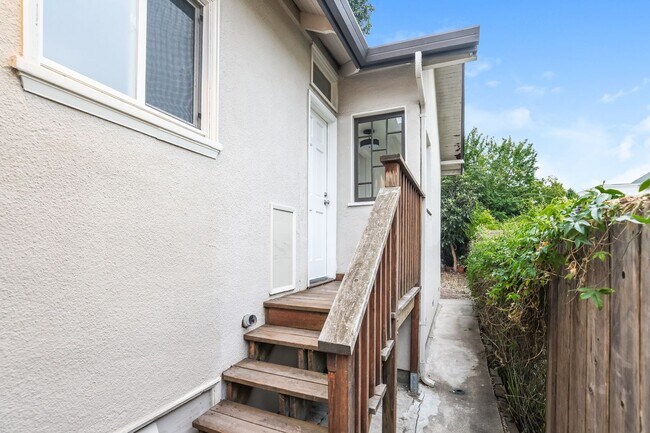Building Photo - 1920 North Berkeley Bungalow Available!