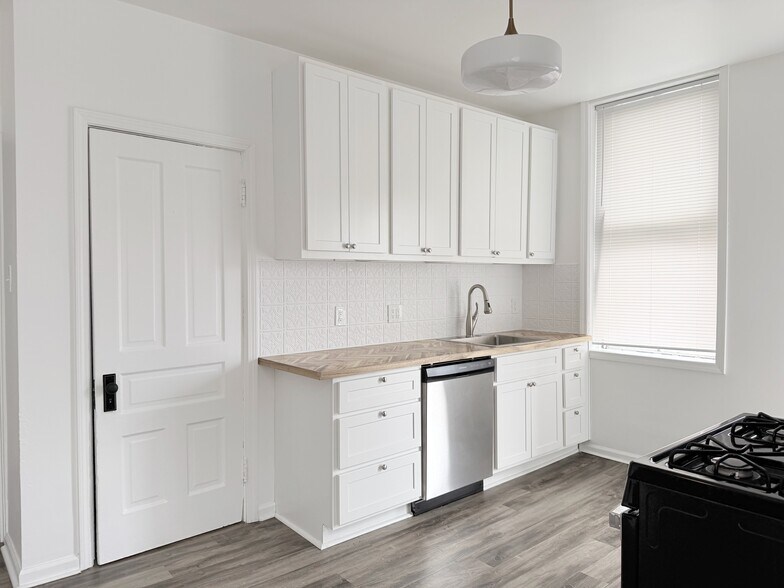 Building Photo - 3452 Alberta St