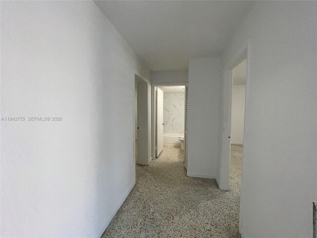 Building Photo - 142 SW 18th Ave