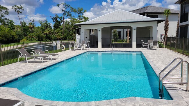 Building Photo - Annual UNfurnished luxury 3/2 ground floor...