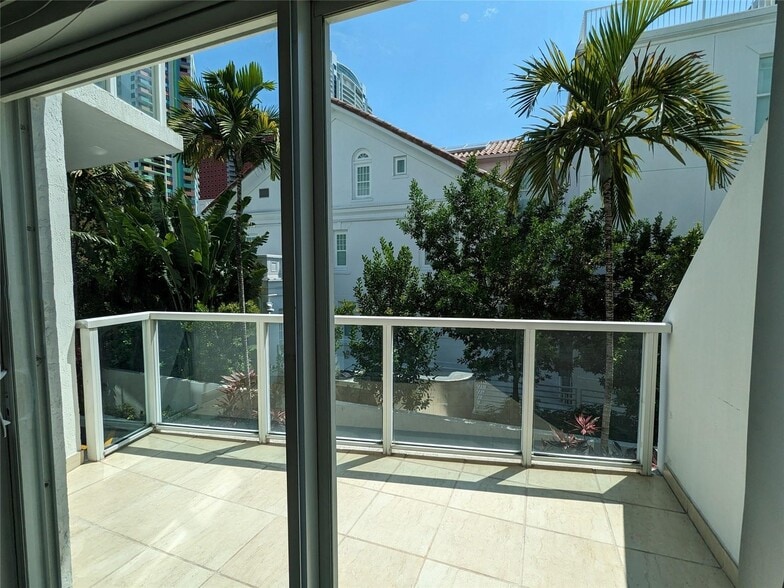 Building Photo - 1528 Brickell Ave