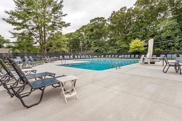 Building Photo - 14 Village Green Ln