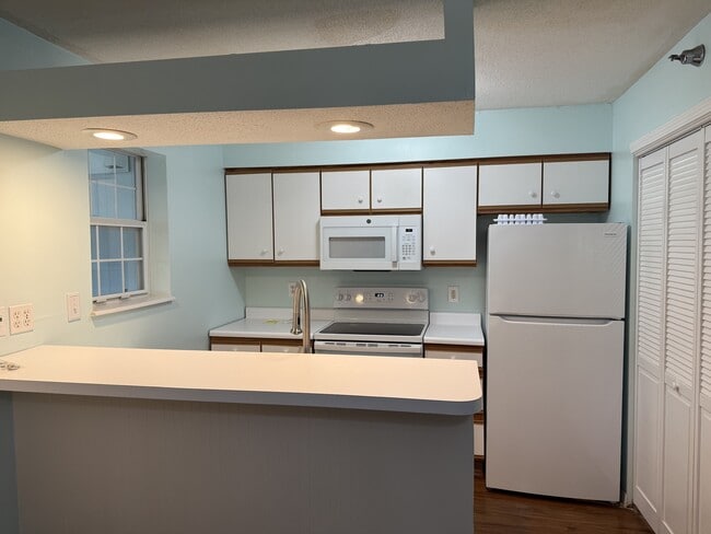 Building Photo - 6826 N Olive St