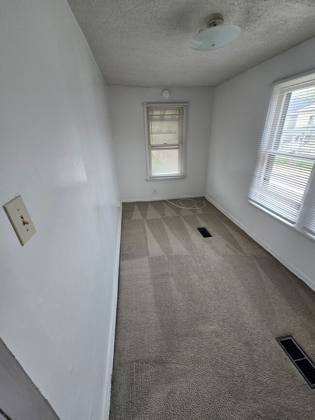 Building Photo - 406 1/2 S Hague Ave-
