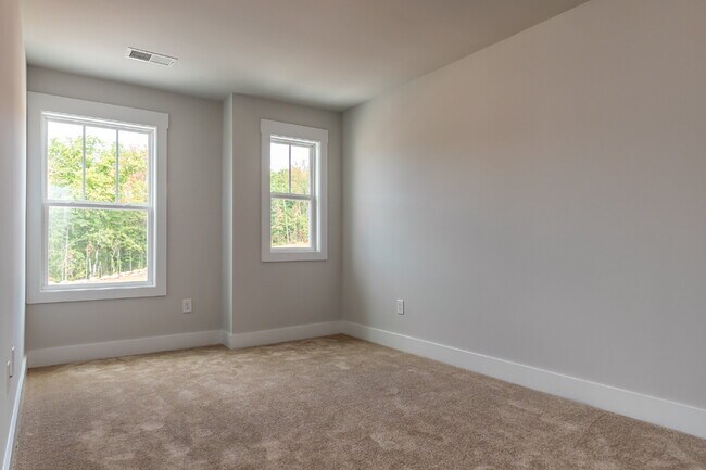 Building Photo - Elegant 3 Bedroom 2.5 Bathroom Townhome Near Downtown Greenville $1,850/mo rent