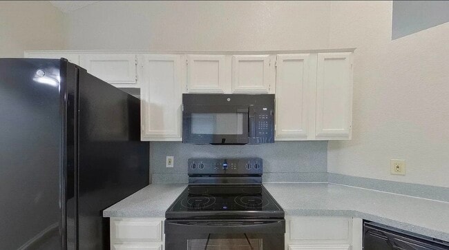 Building Photo - MOVE IN READY