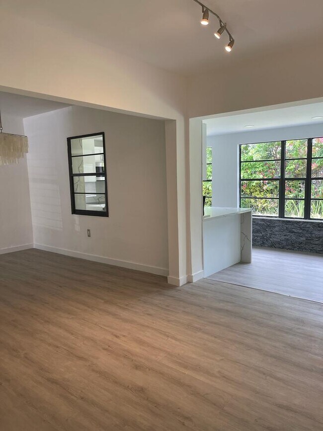 Building Photo - 53 Alcantarra Ave