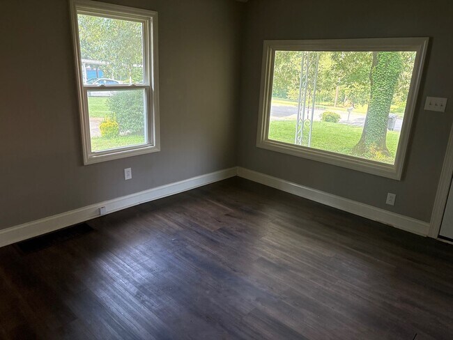 Building Photo - 2 Bedroom 1 Bath Home in Winston-Salem