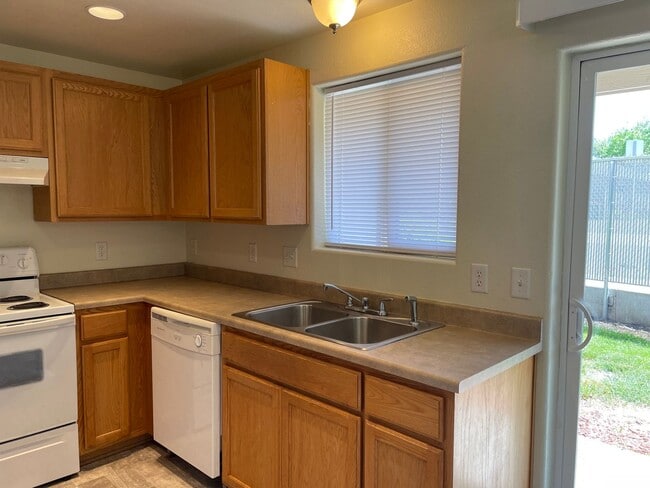 Building Photo - Beautiful 2 Bedroom 1.5 Bath Townhome Loca...