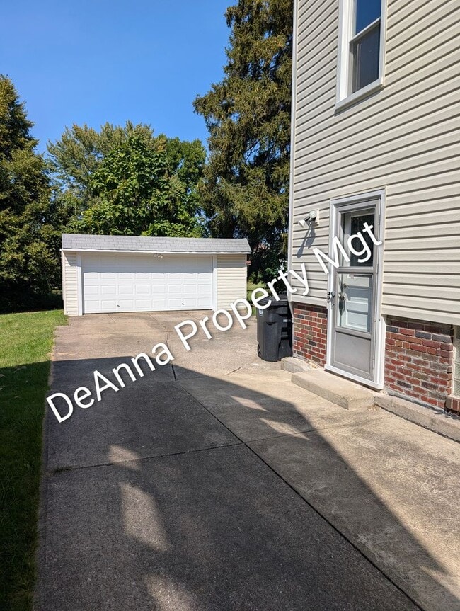 Building Photo - Westpark- 2 Bedroom Duplex