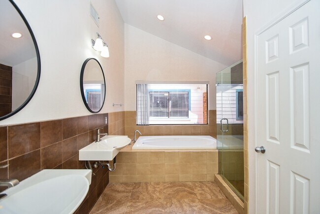 Building Photo - 15803 Lakedale Dr