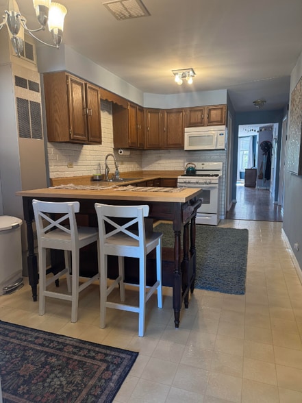 Building Photo - 3421 S Lowe Ave