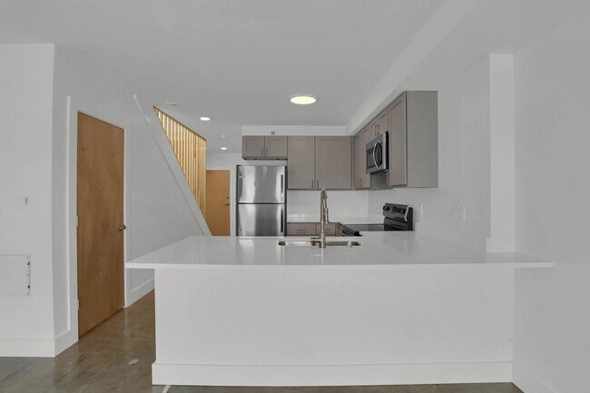 Building Photo - FUNky Building on Kingshwy