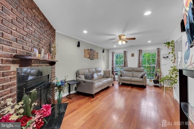 Building Photo - 5 Pond View Dr