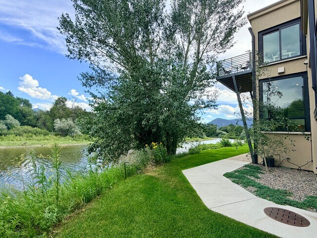 Building Photo - 1001 River Dr