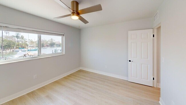 Building Photo - 2 bed/ 2bath Waterfront Property