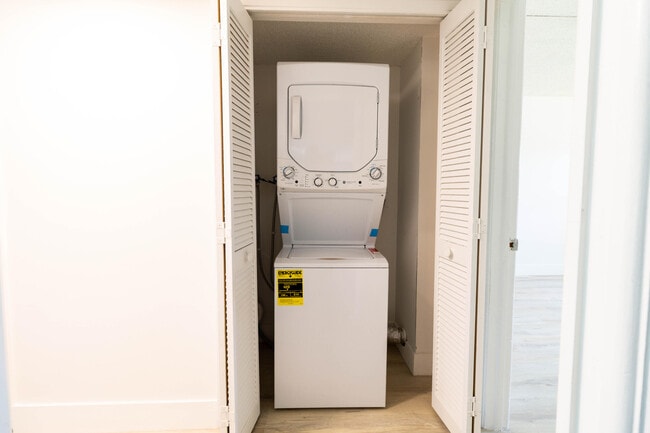 Building Photo - 4007 N Cypress Dr