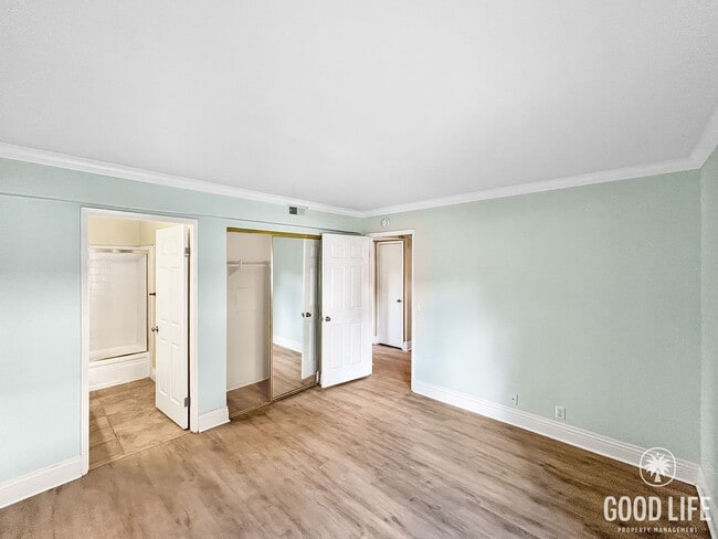 Building Photo - Beautiful 2BD/2.5BA W/ Updated Kitchen, and Attached Garage in Bay Ho!