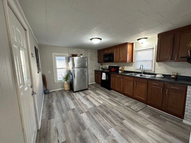 Building Photo - 2 bed, 2 bath home for rent in Waterloo, available IMMEDIATELY