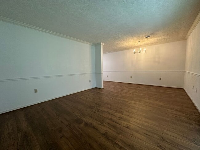 Building Photo - 2 Bedroom / 2 Bath Brick Condo - Bristol, TN